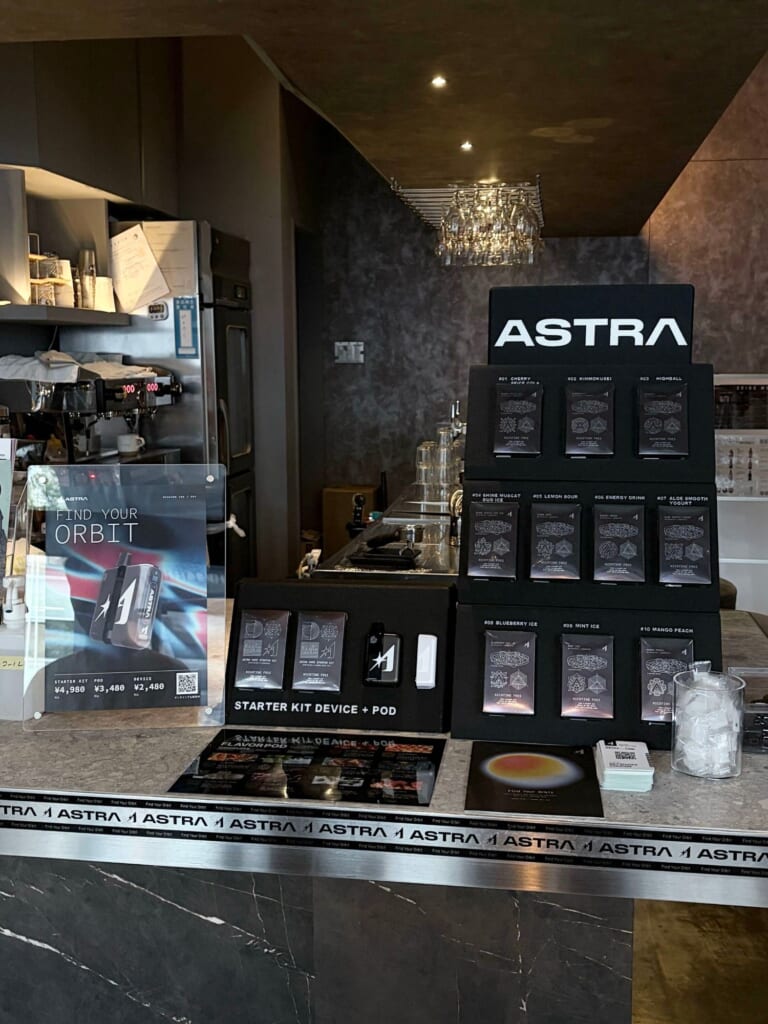 OR TOKYOのカウンターに並ぶASTRAのスターターキット、デバイス、フレーバーPODの展示